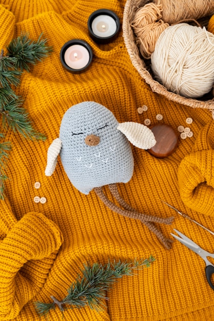 Photo gratuite un joli jouet en peluche fait en crochet