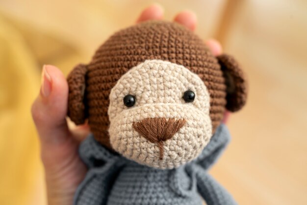 Un joli jouet en peluche fait en crochet