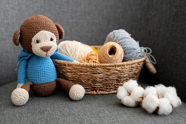 Photo gratuite un joli jouet en peluche fait en crochet