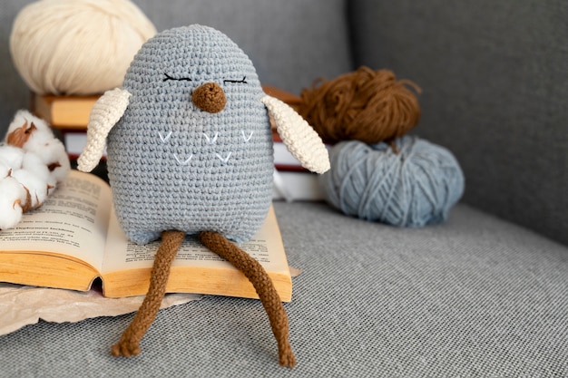 Photo gratuite un joli jouet en peluche fait en crochet