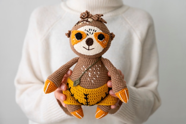 Un joli jouet en peluche fait en crochet