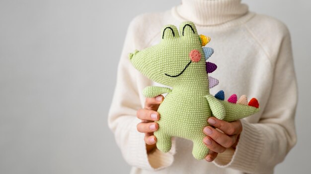 Un joli jouet en peluche fait en crochet