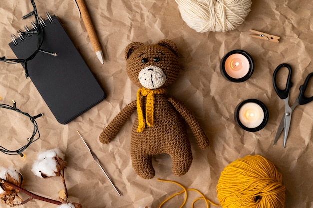 Photo gratuite un joli jouet en peluche fait en crochet