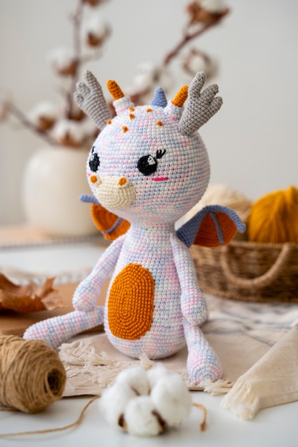 Photo gratuite un joli jouet en peluche fait en crochet