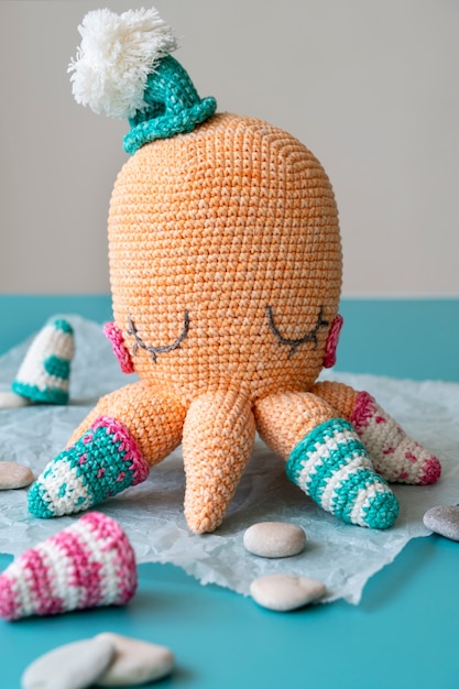 Photo gratuite un joli jouet en peluche fait en crochet