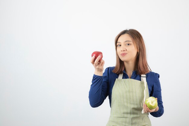 un joli modèle de jeune fille en tablier tenant des pommes.