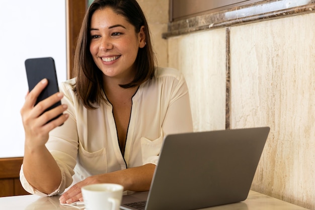 Jolie adolescente parcourant son téléphone