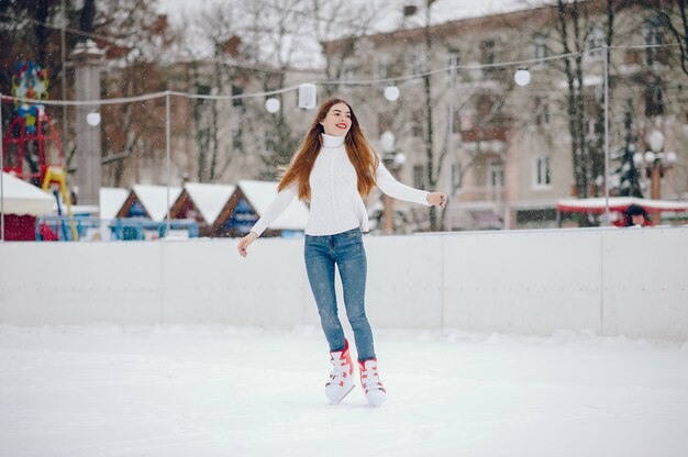 Jolie et belle fille dans un pull blanc dans une ville d'hiver