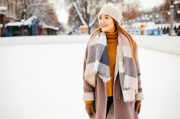 Jolie et belle fille dans une ville d&#39;hiver