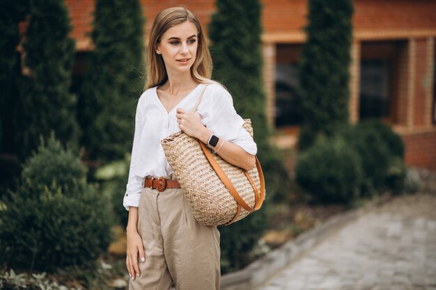 Jolie blonde femme dans le parc avec le look de l'été