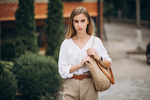 Jolie blonde femme dans le parc avec le look de l'été