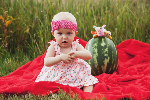 Jolie Blonde Heureuse Aux Yeux Bleus Fille De 8 Mois Dans L Herbe Avec Pasteque Concept D Alimentation Saine Enfance Maturite Des Fruits Parentalite Recolte Saisonniere Bebe Caucasien Parfait En Ete Nature Photo