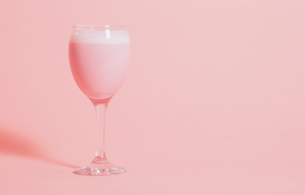 Jolie boisson de fantaisie rose dans un verre à vin