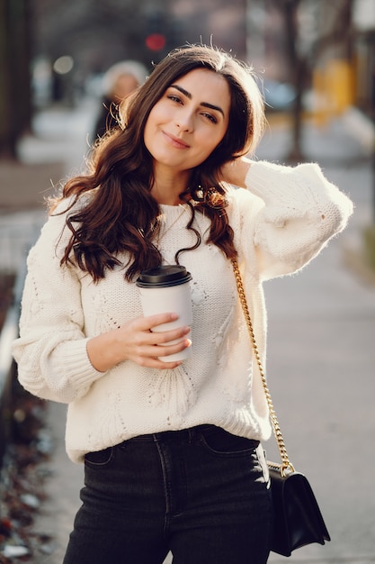 Jolie Brune Dans Un Pull Blanc Dans Une Ville