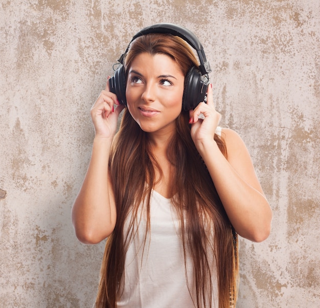 Jolie brunette écouter de la musique dans les écouteurs