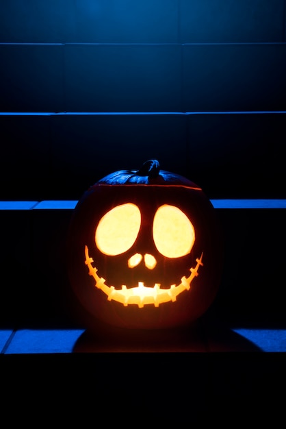 Photo gratuite jolie citrouille d'halloween dans les escaliers