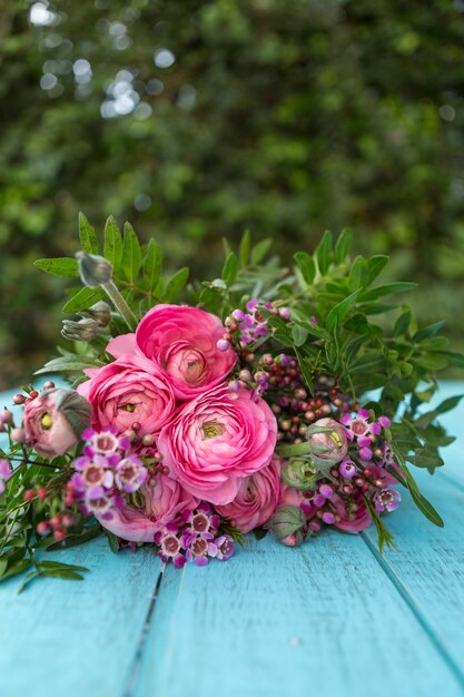 jolie décoration avec des fleurs roses