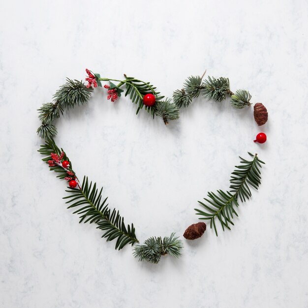 Jolie décoration de Noël avec des feuilles de pin