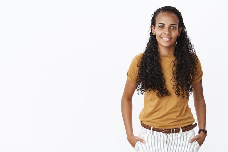 Photo gratuit une jolie étudiante afro-américaine regarde la caméra avec un sourire satisfait.