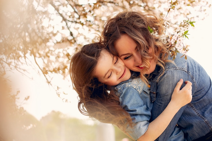 Photo gratuit jolie famille dans un parc de printemps