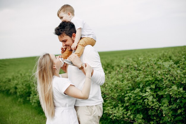 Jolie famille jouant dans un champ d'été