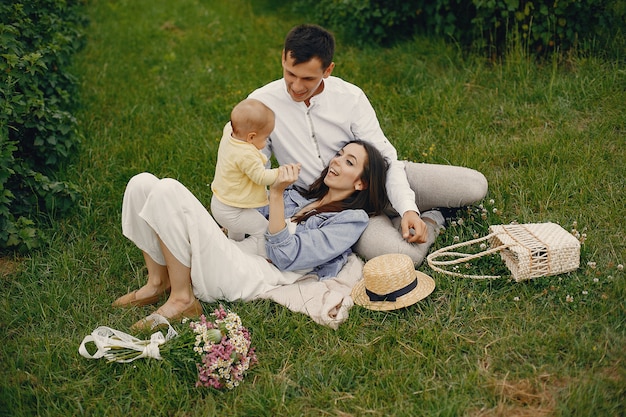 Jolie famille jouant dans un champ d'été