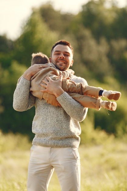 Jolie famille jouant dans un champ d'été