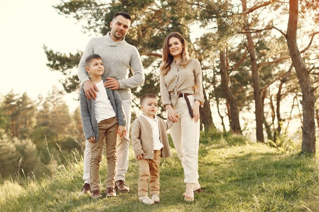 Jolie famille jouant dans un champ d'été