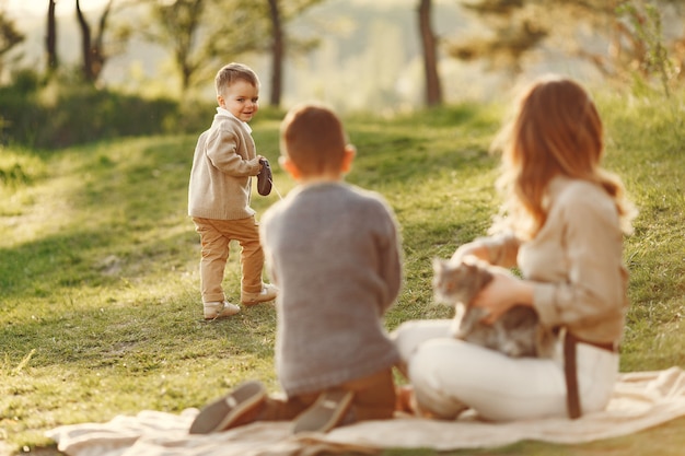 Jolie famille jouant dans un champ d'été