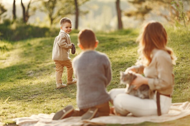 Jolie famille jouant dans un champ d'été