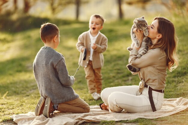 Jolie famille jouant dans un champ d'été