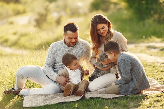 Photo gratuite jolie famille jouant dans un champ d'été