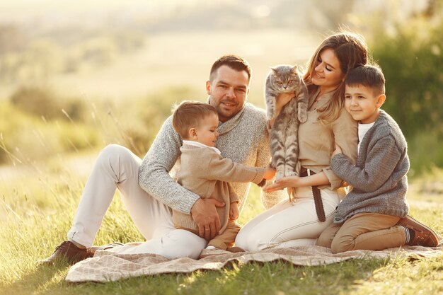 Jolie famille jouant dans un champ d'été