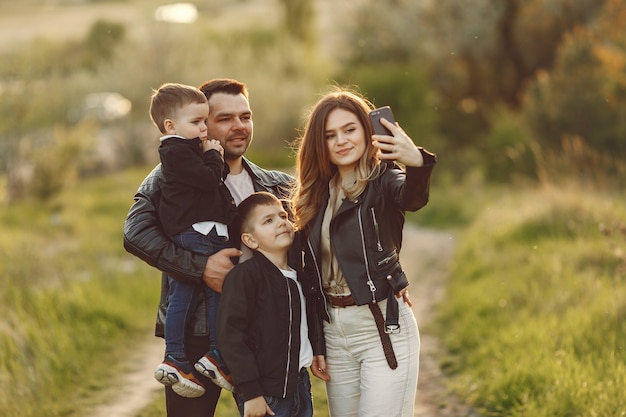 Jolie famille jouant dans un champ d'été