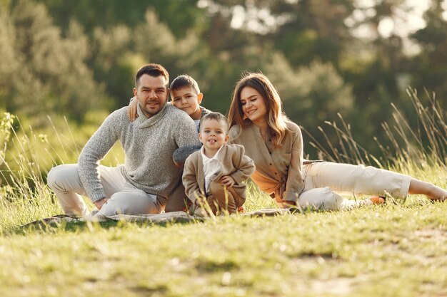 Jolie famille jouant dans un champ d'été