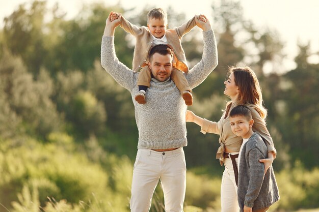 Jolie famille jouant dans un champ d'été