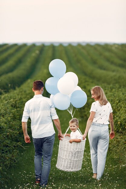 Jolie famille jouant dans un champ d'été