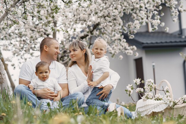 Jolie famille jouant dans une cour d'été