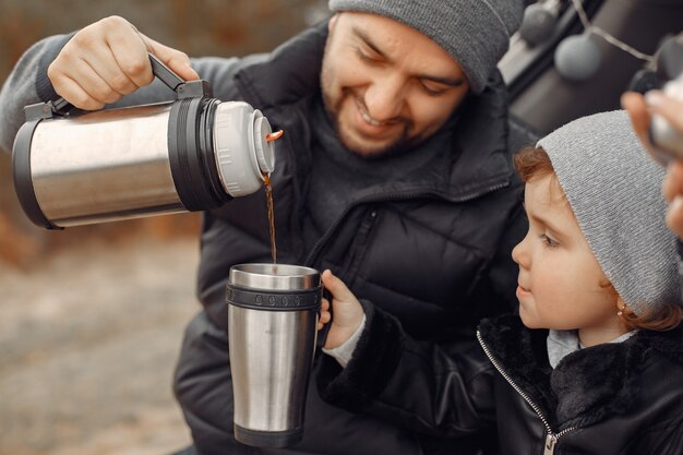 Jolie famille jouant dans une forêt au printemps