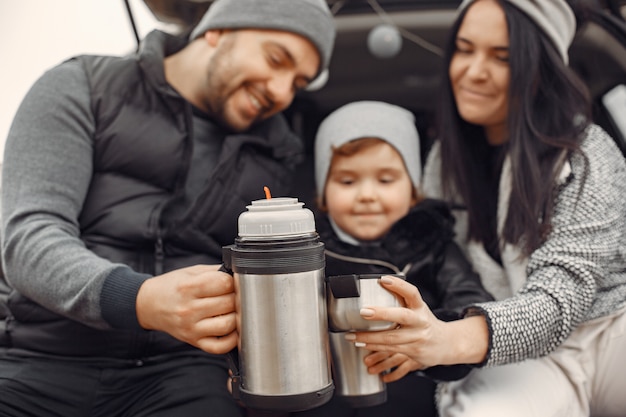 Photo gratuite jolie famille jouant dans une forêt au printemps