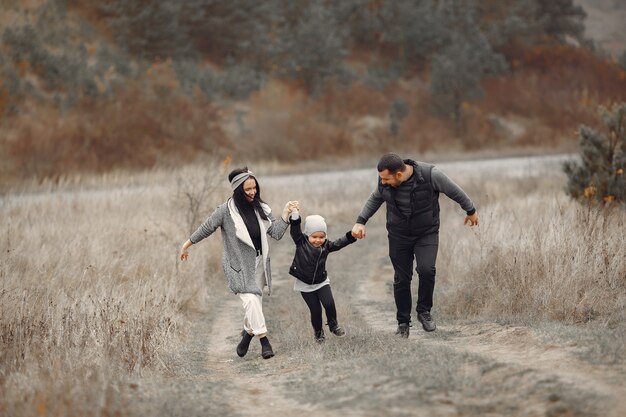 Jolie famille jouant dans une forêt au printemps