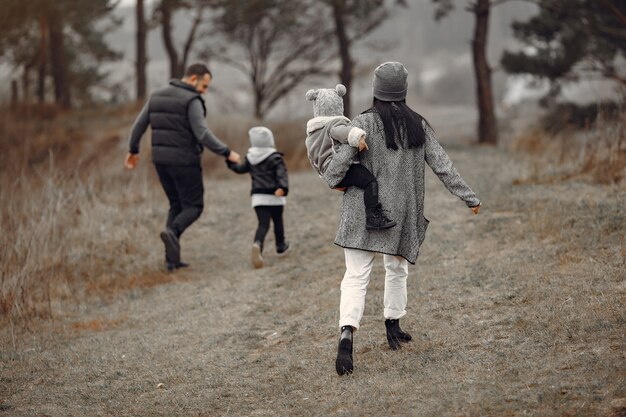 Jolie famille jouant dans une forêt au printemps