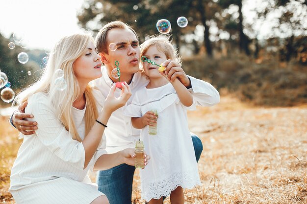 Jolie famille jouant dans un parc d&#39;été