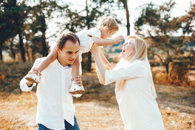 Jolie famille jouant dans un parc d&#39;été