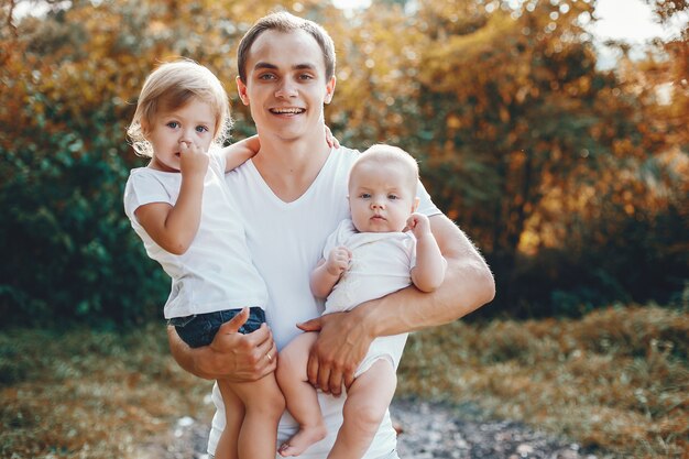 Jolie famille jouant dans un parc d&#39;été