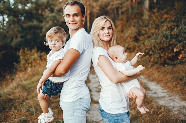 Photo gratuite jolie famille jouant dans un parc d'été