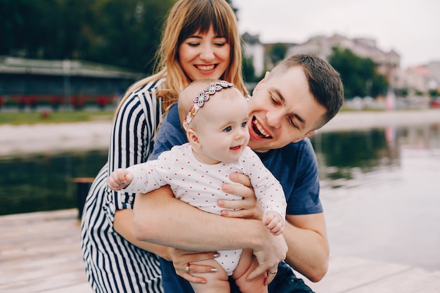 Jolie famille jouant dans un parc d&#39;été