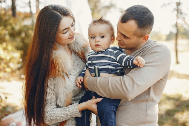 Photo gratuite jolie famille jouant dans un parc d'été