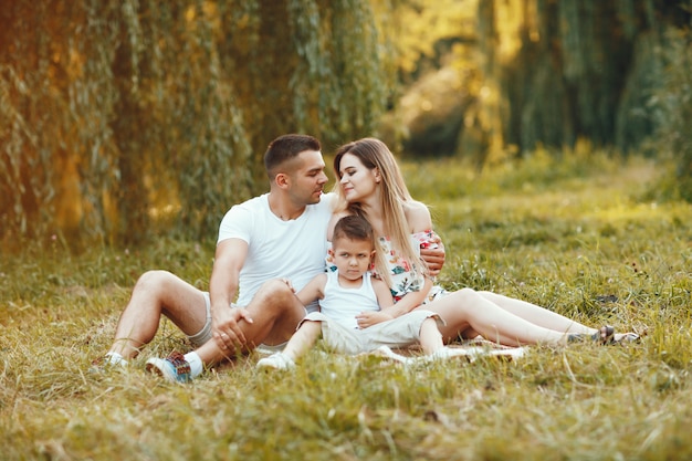 Jolie famille jouant dans un parc d'été