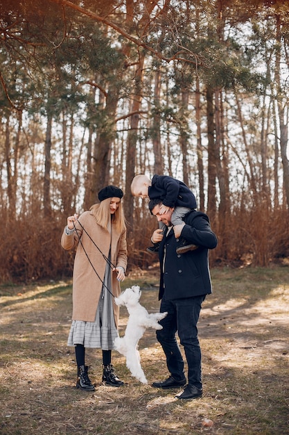 Jolie famille jouant dans un parc